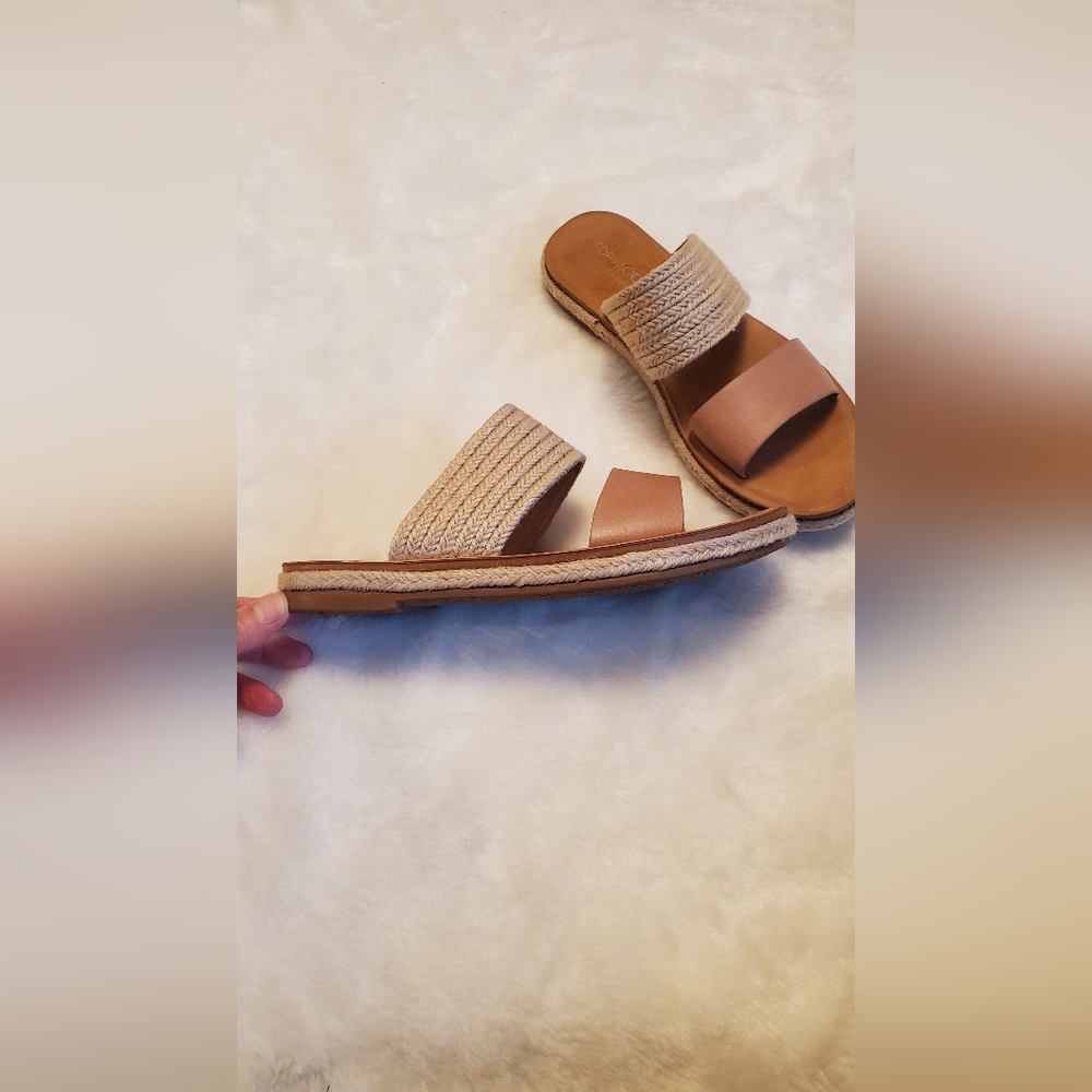Sandals Top Moda size 7 Great Comfortable stylish sandals!! Tan